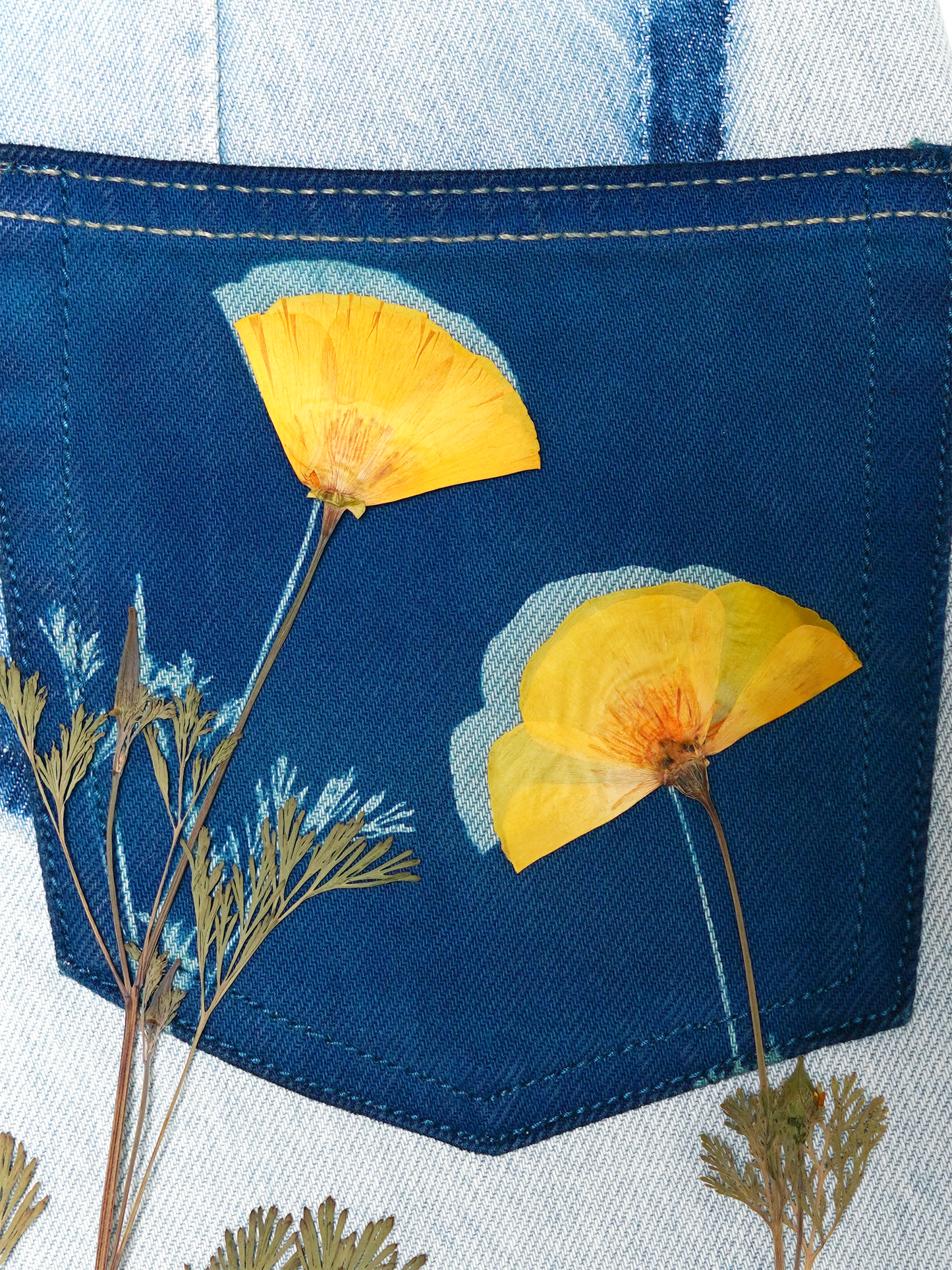 Jeansy z wysokim stanem przesunięte kieszenie cyjanotypia S