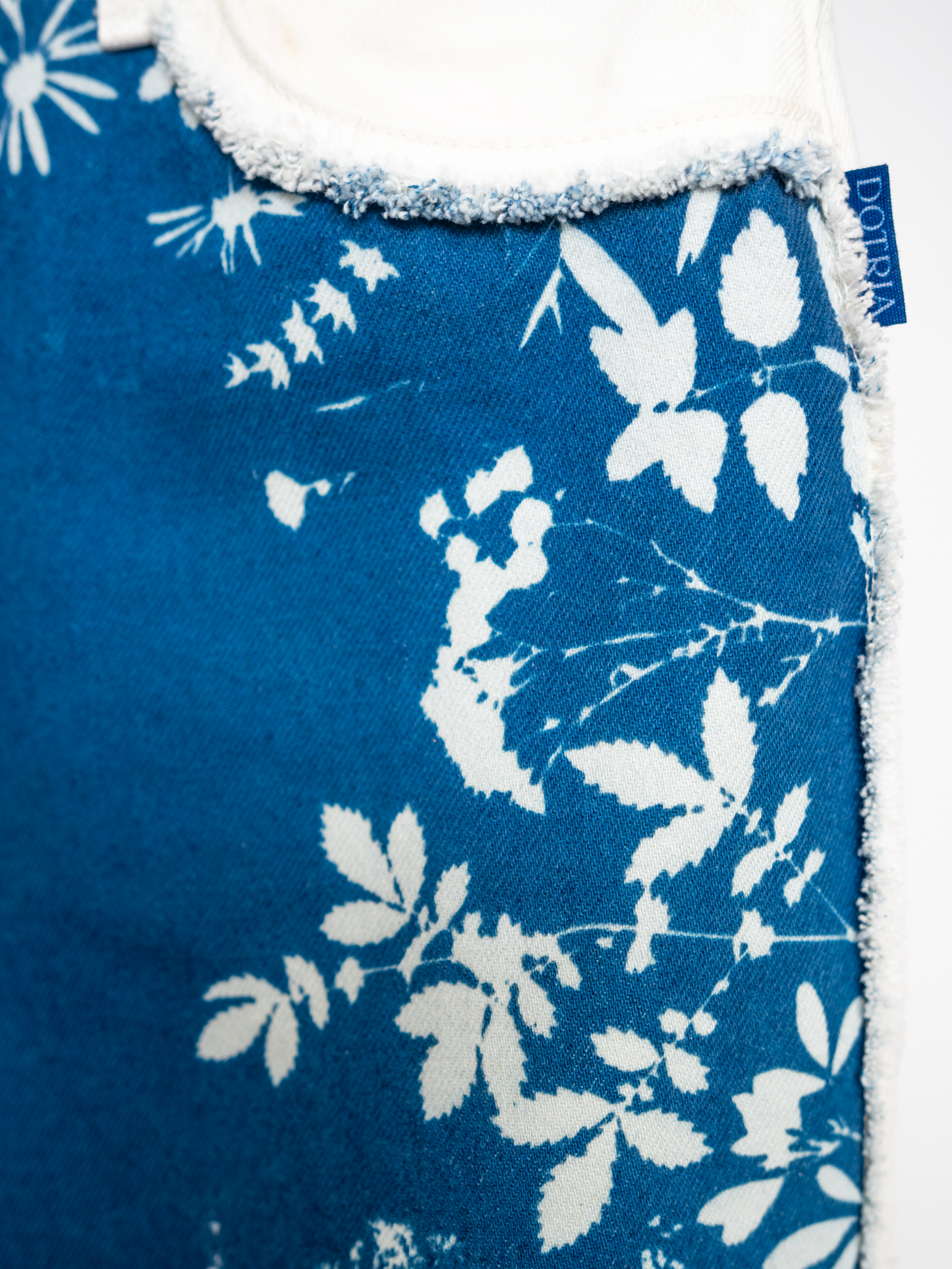 Białe jeansy z wysokim stanem cyjanotypia surowe wykończenie S