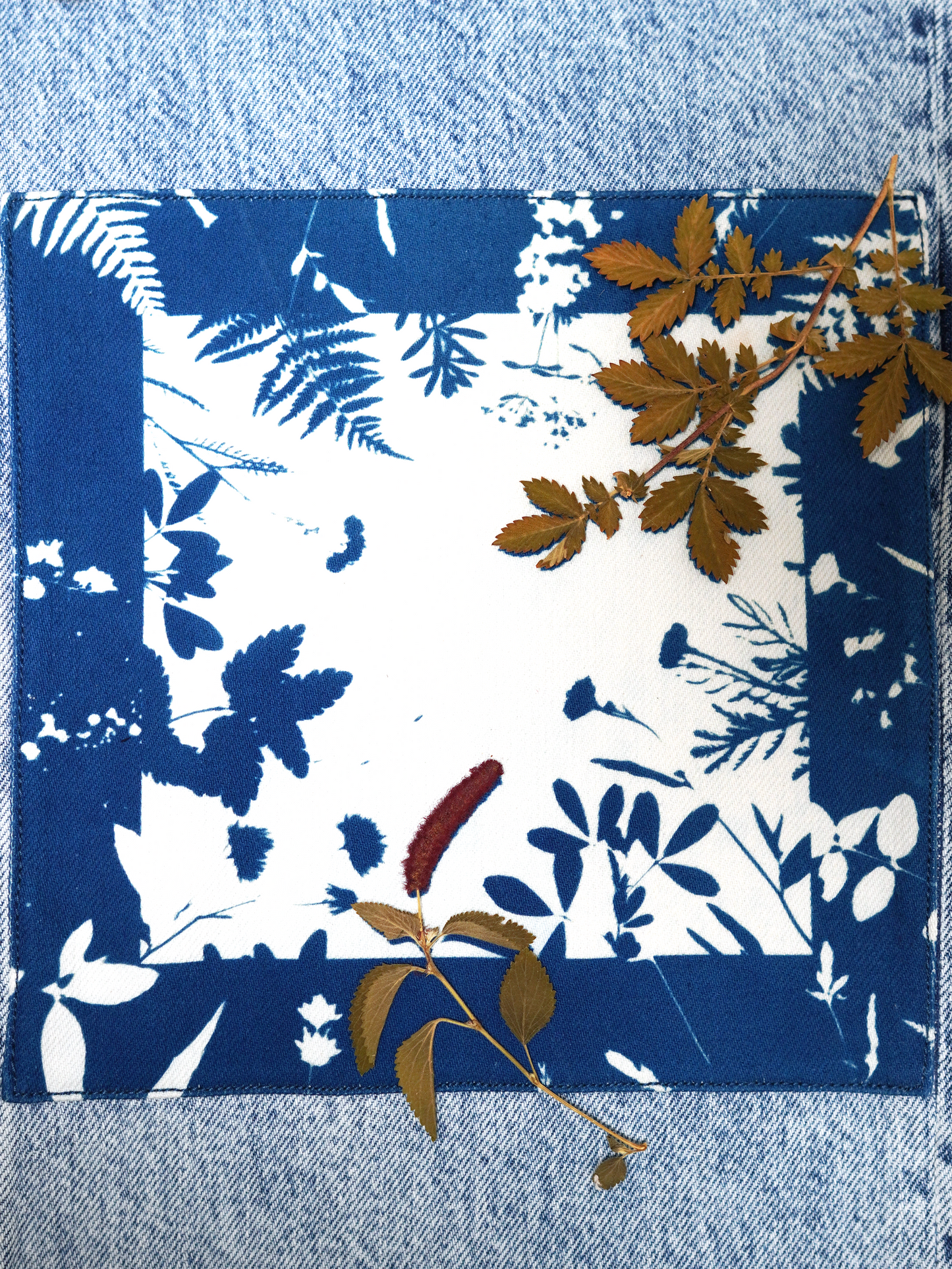 Jeansy z wysokim stanem szerokie cyjanotypia M