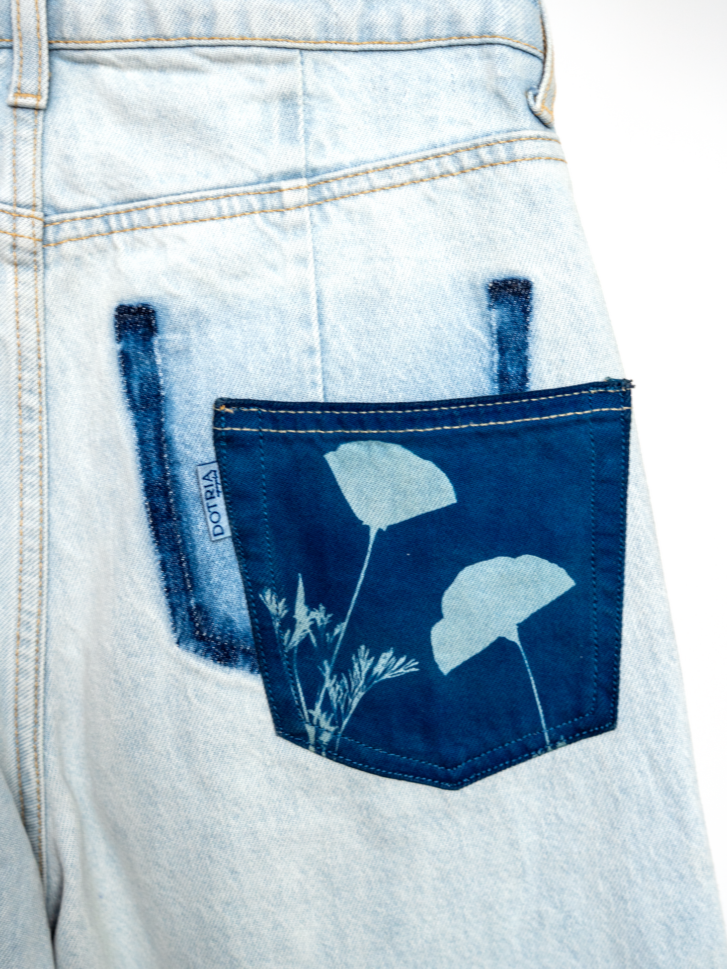 Jeansy z wysokim stanem przesunięte kieszenie cyjanotypia S